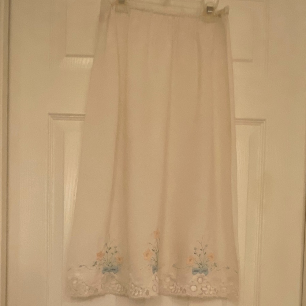 Detta Barsa Embroidery White Lace Slip. - Picture 5 of 6